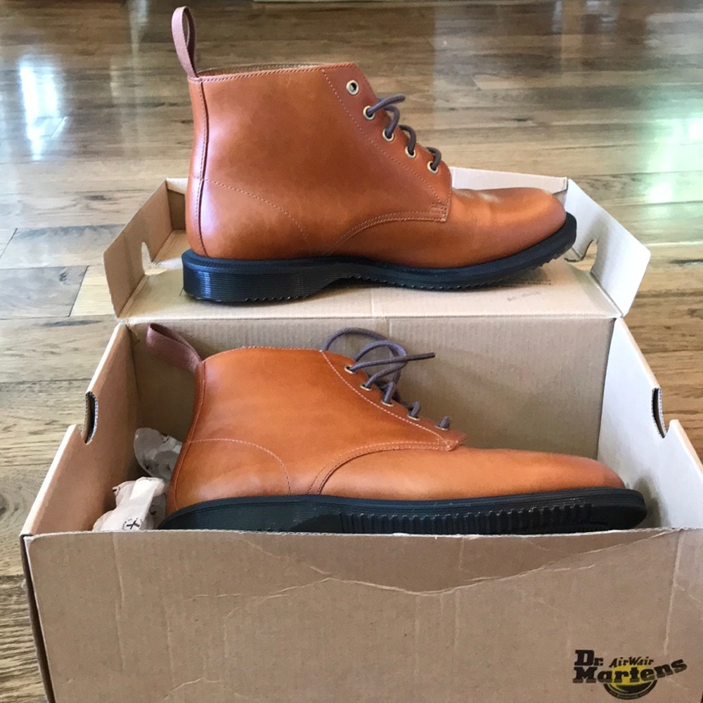 DOC MARTENS Emmalie Oak Ankle Boot w Laces